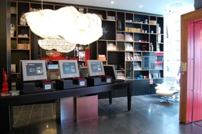 05-CitizenM-Check-in-desk-1